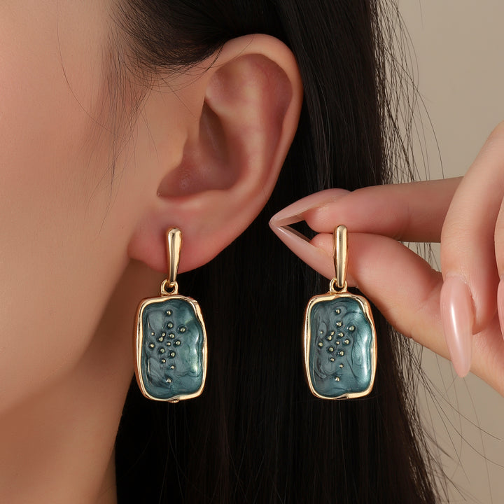 Ritzy Black Luxury Gold Earring