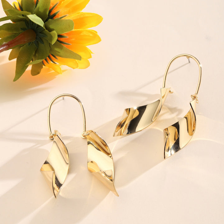Exuberant Luxury Gold Earring
