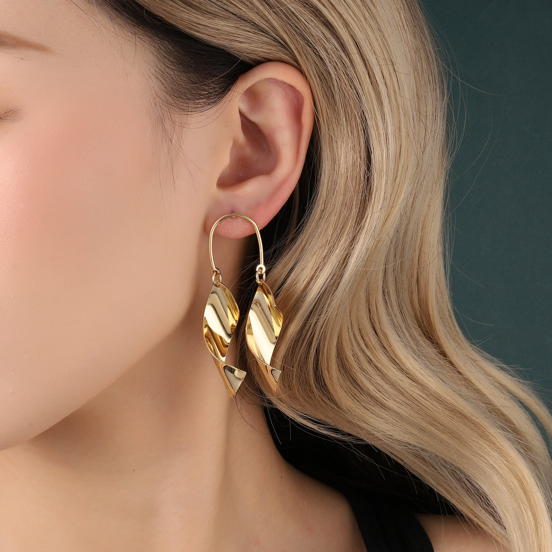 Exuberant Luxury Gold Earring