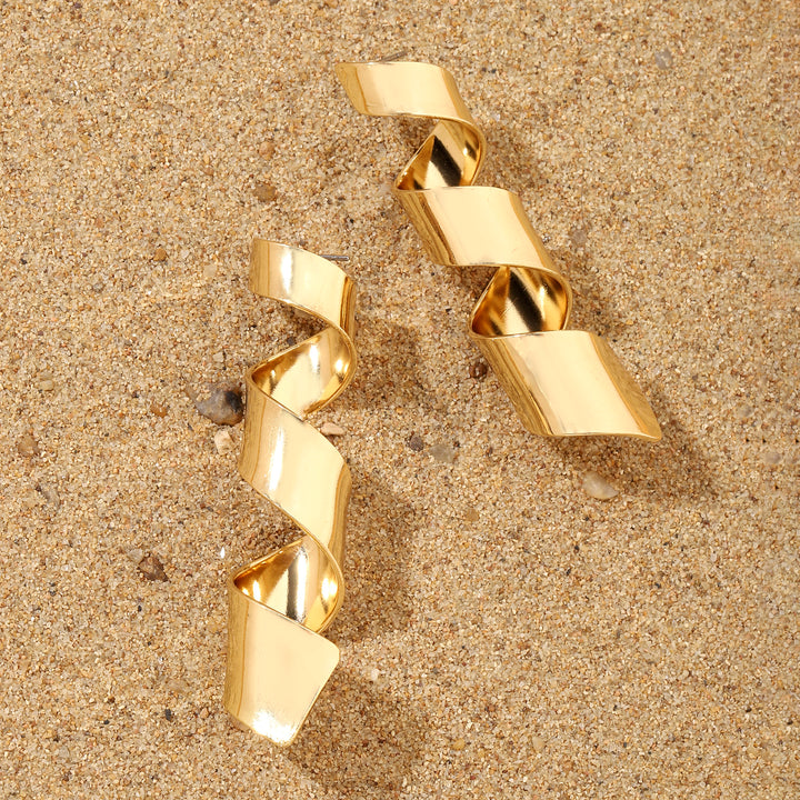 Jaunty Luxury Gold Earring