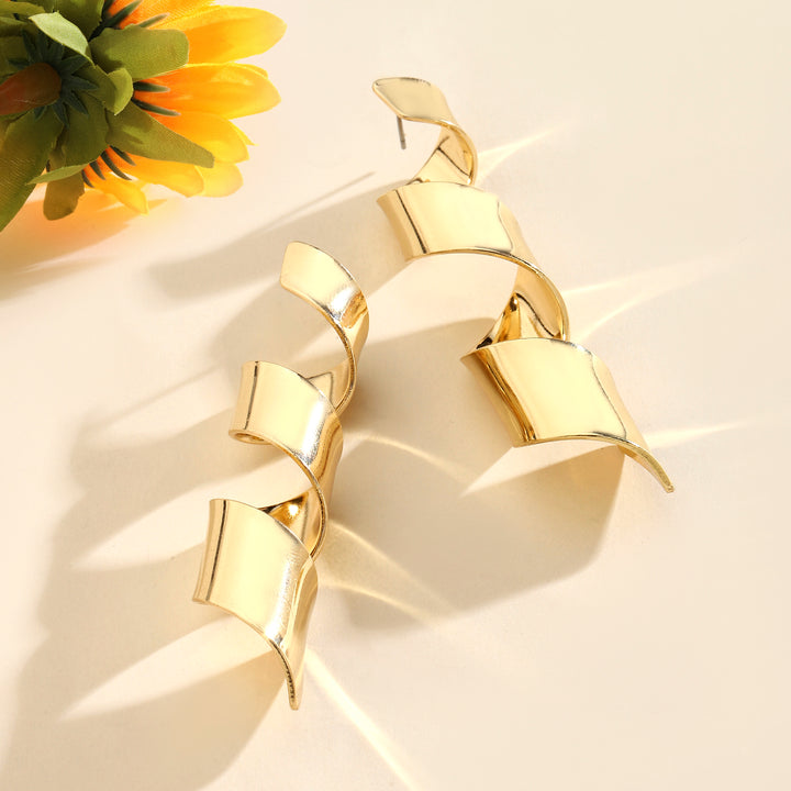 Jaunty Luxury Gold Earring