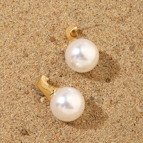 Tantalizing Luxury Gold Earring