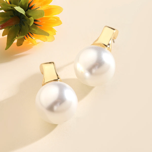 Tantalizing Luxury Gold Earring