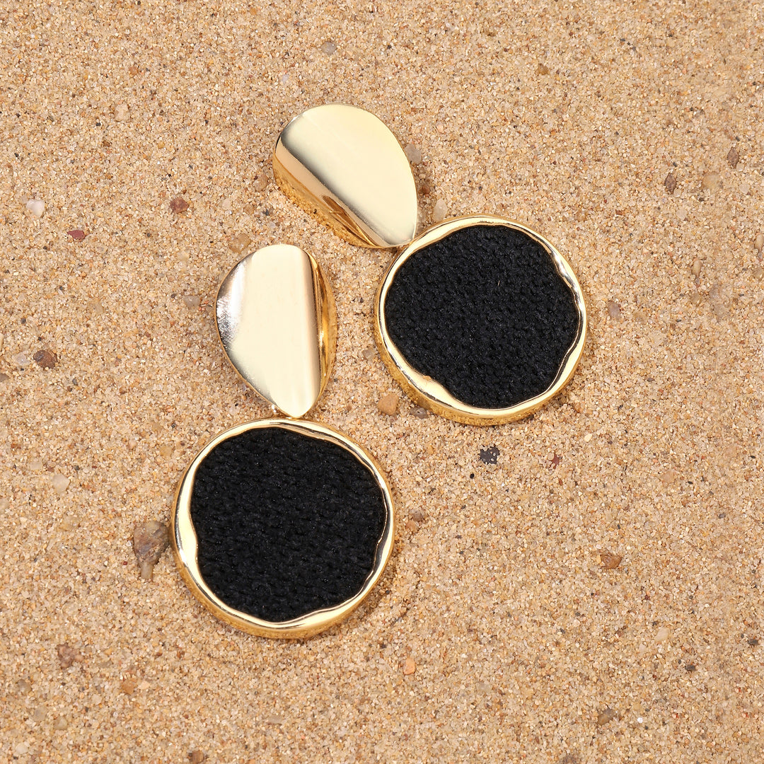 Lisa Black Gold Earring