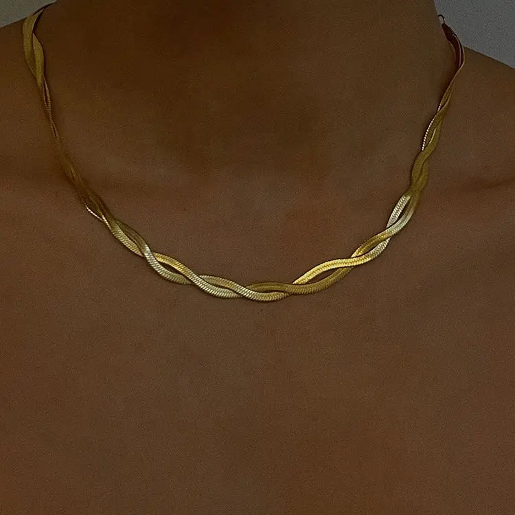 Effortless Glamour Golden Chain