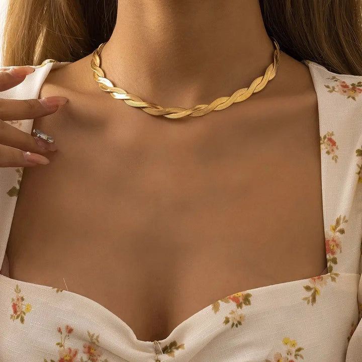 Effortless Glamour Golden Chain