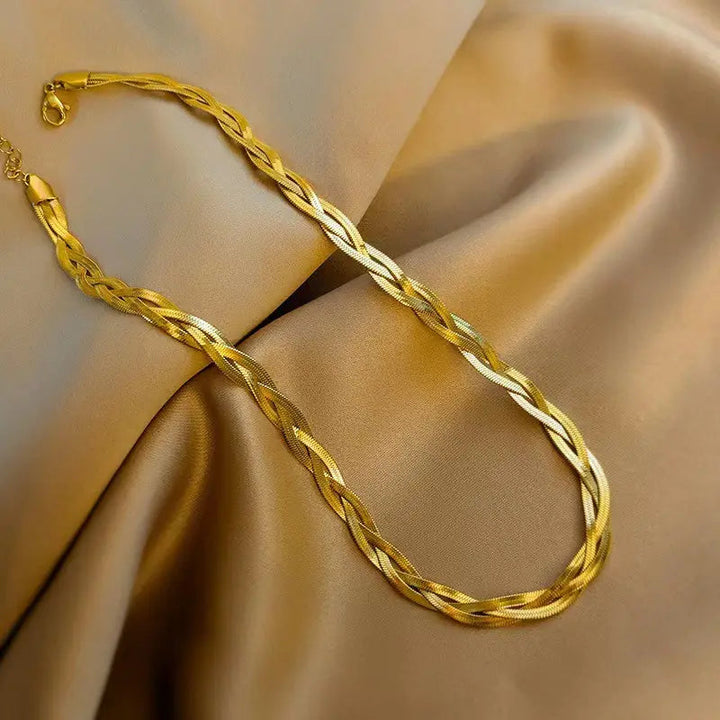 Effortless Glamour Golden Chain