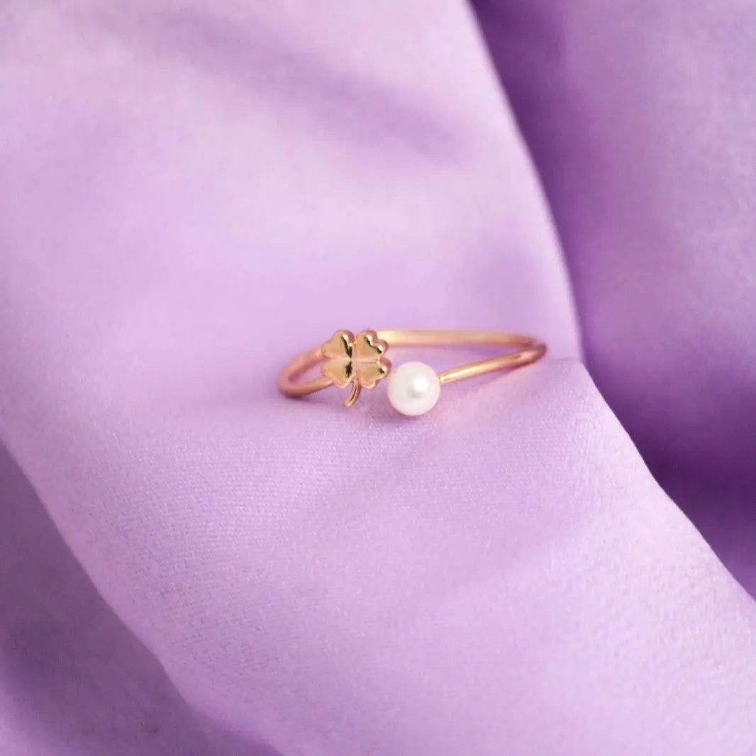 Pretty Pearls Golden Band