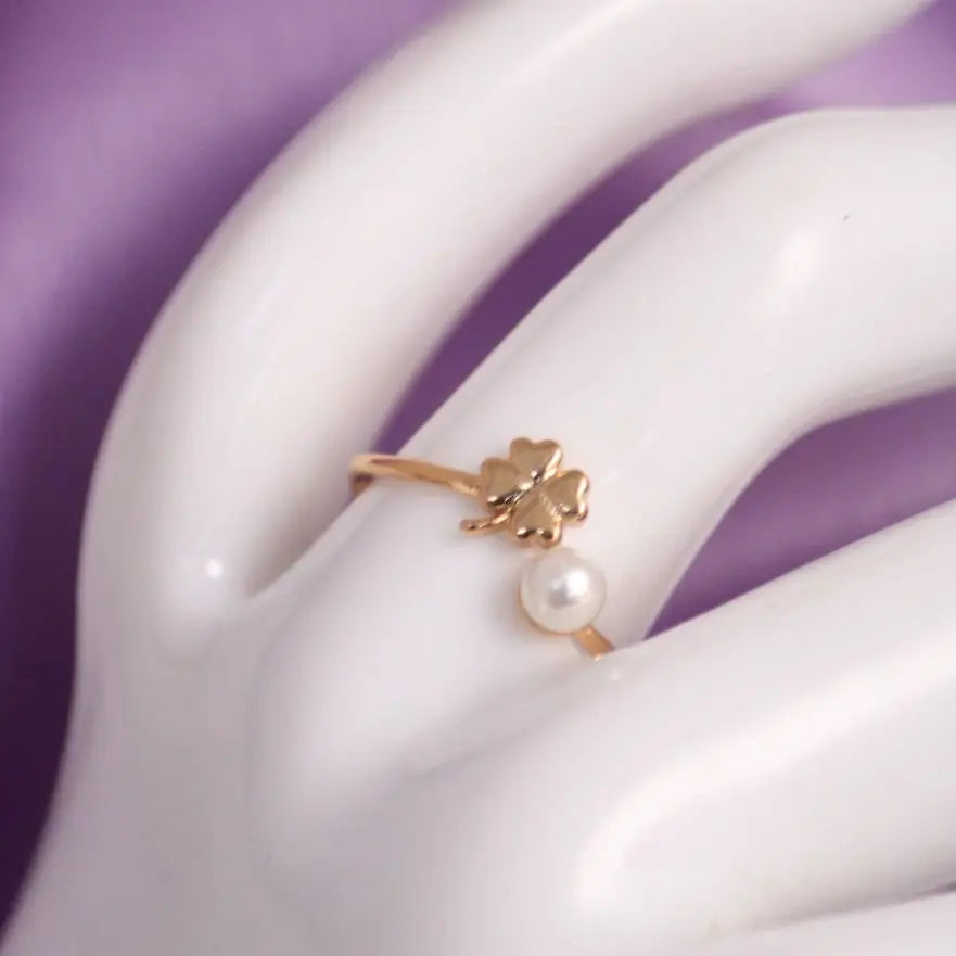 Pretty Pearls Golden Band