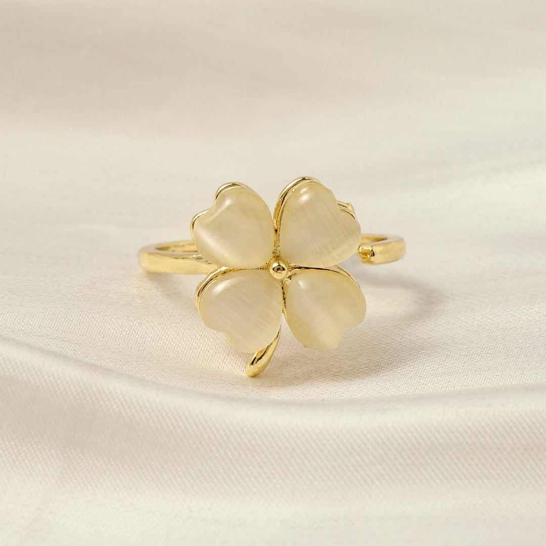 Nyrah Spinner Milky Floral Ring