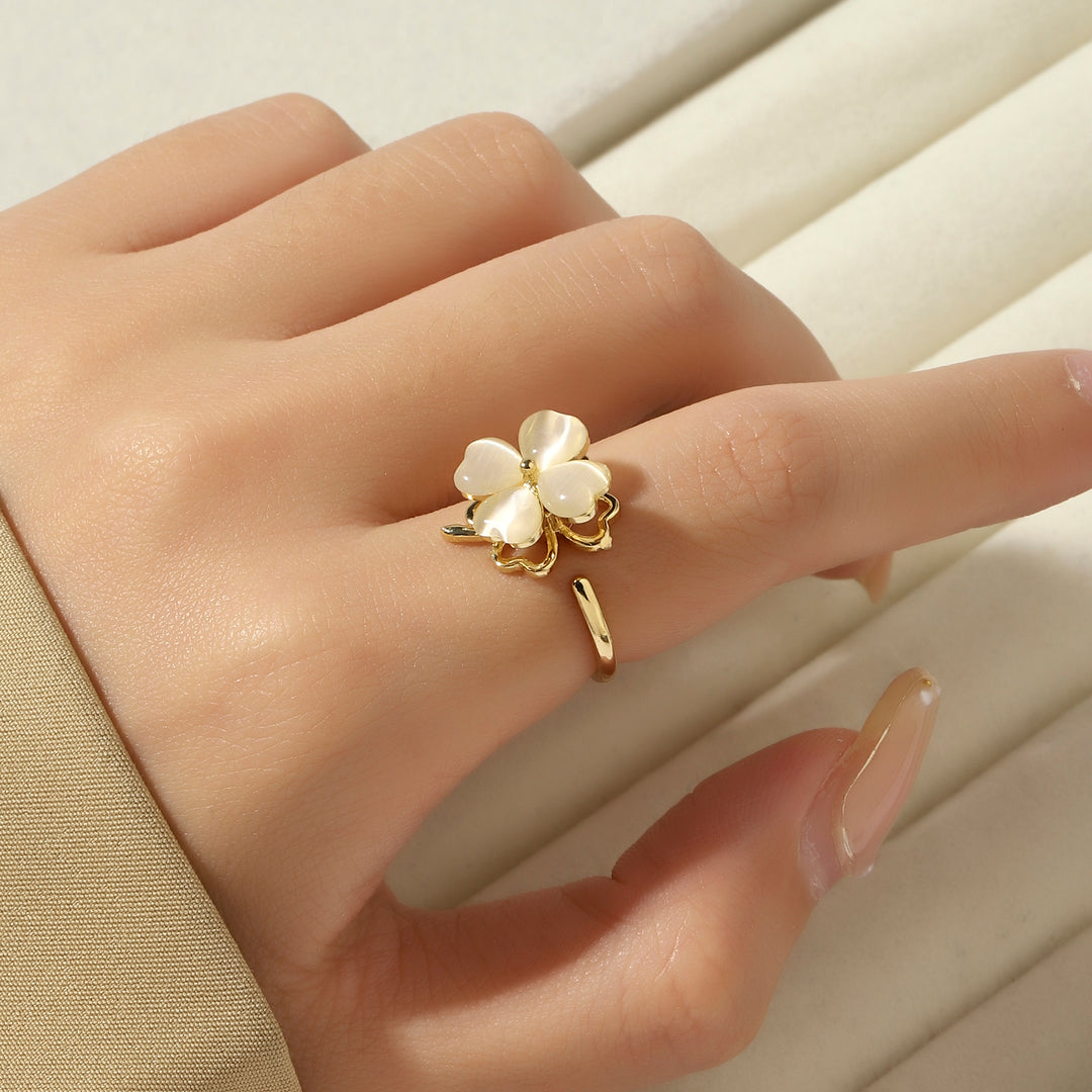 Nyrah Spinner Milky Floral Ring