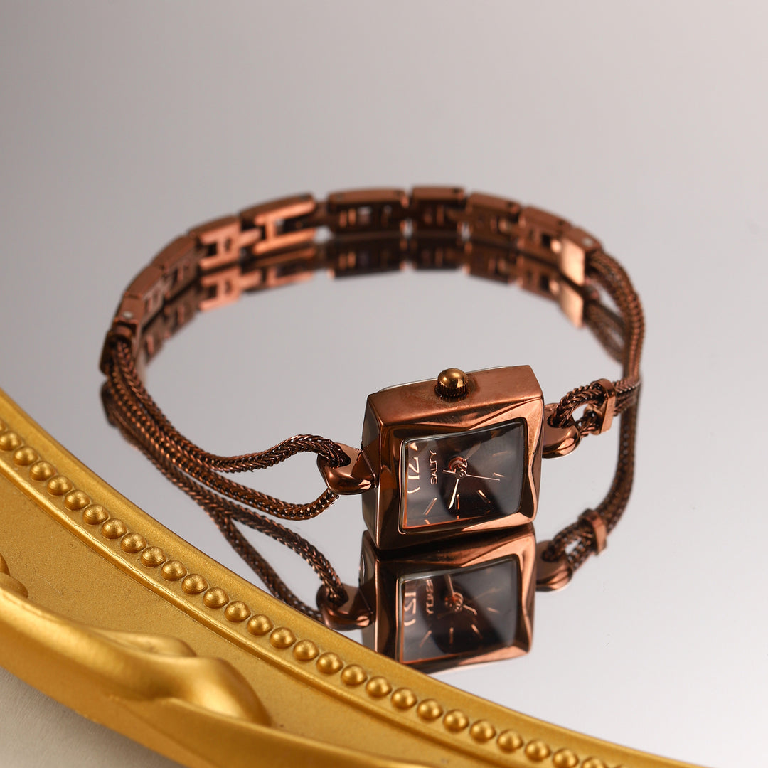 Iconic Square Vintage Analog Watch