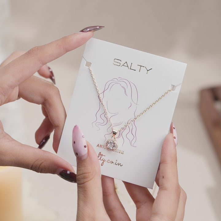 Gleam Kiss Necklace