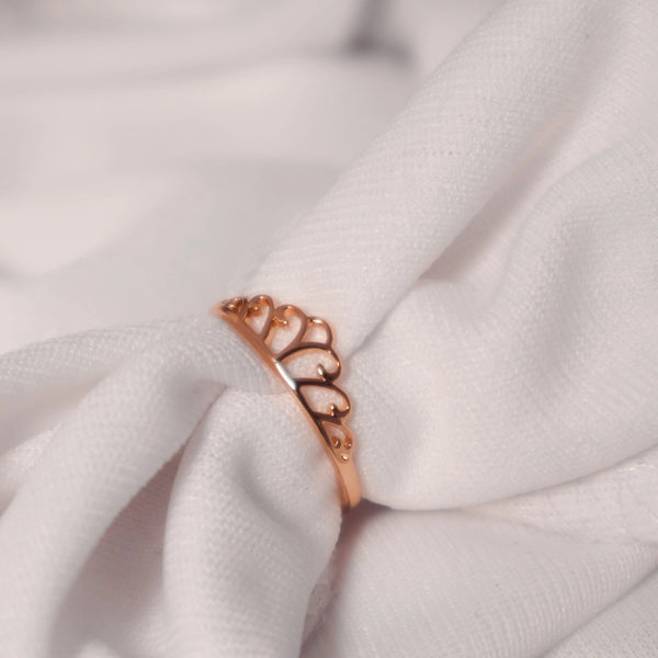 Hearty crown gold ring