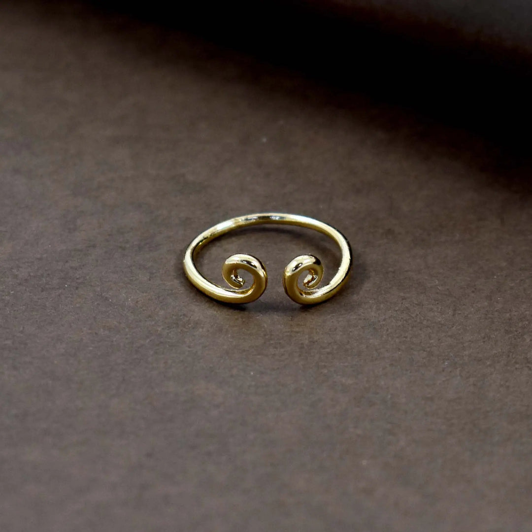 Twirl gold ring