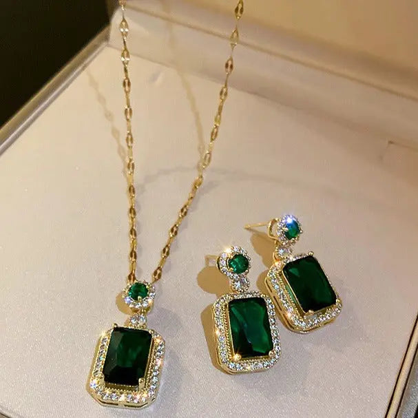 Kiara Advani Green Emerald Necklace and Earrings Set