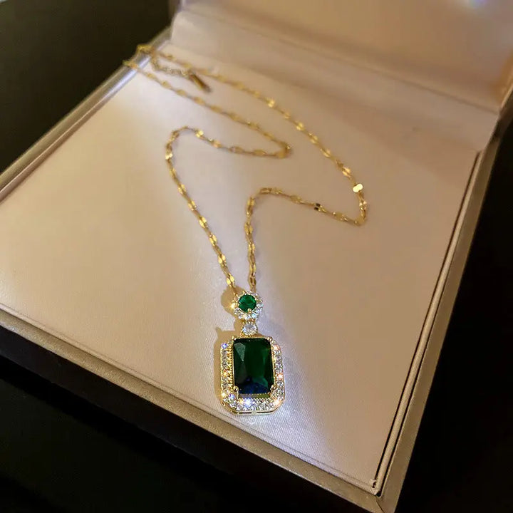 Kiara Advani Green Emerald Necklace and Earrings Set