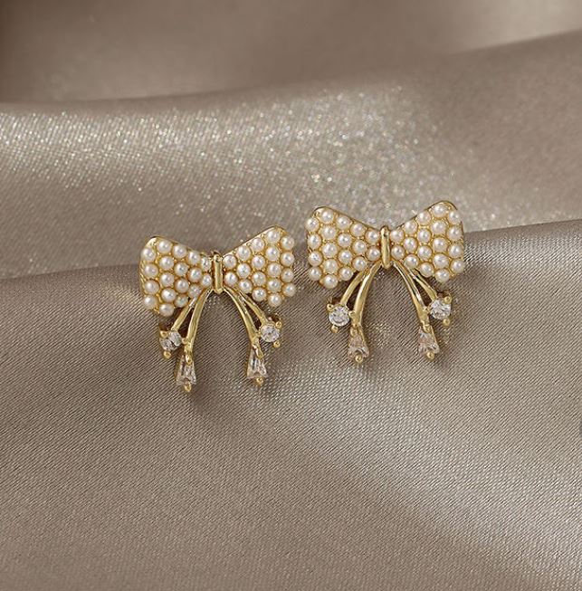 Pearls Bow Studs